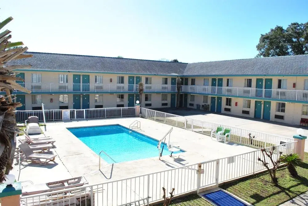 Coconut Grove Motor Inn