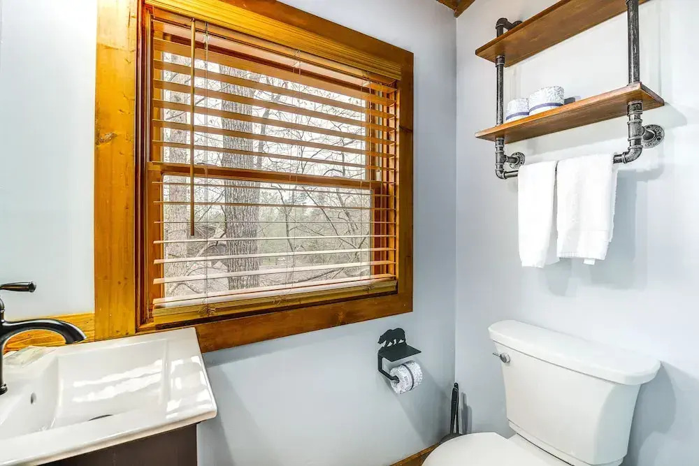 Cozy Family Cabin w/ Hot Tub ~ 4 Mi to Dollywood!