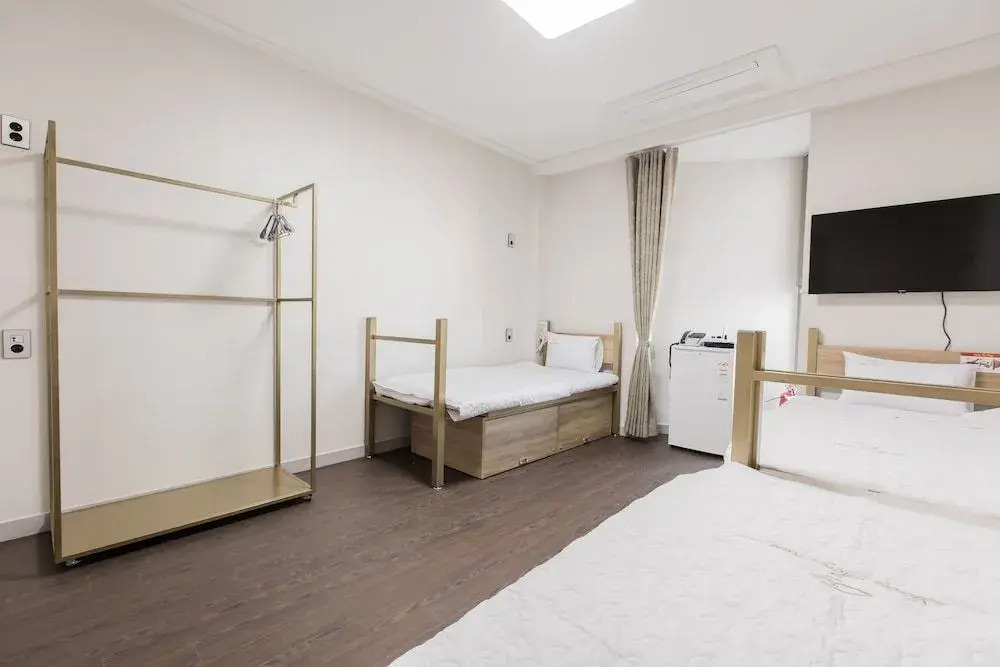 Shining Glory House - Hostel