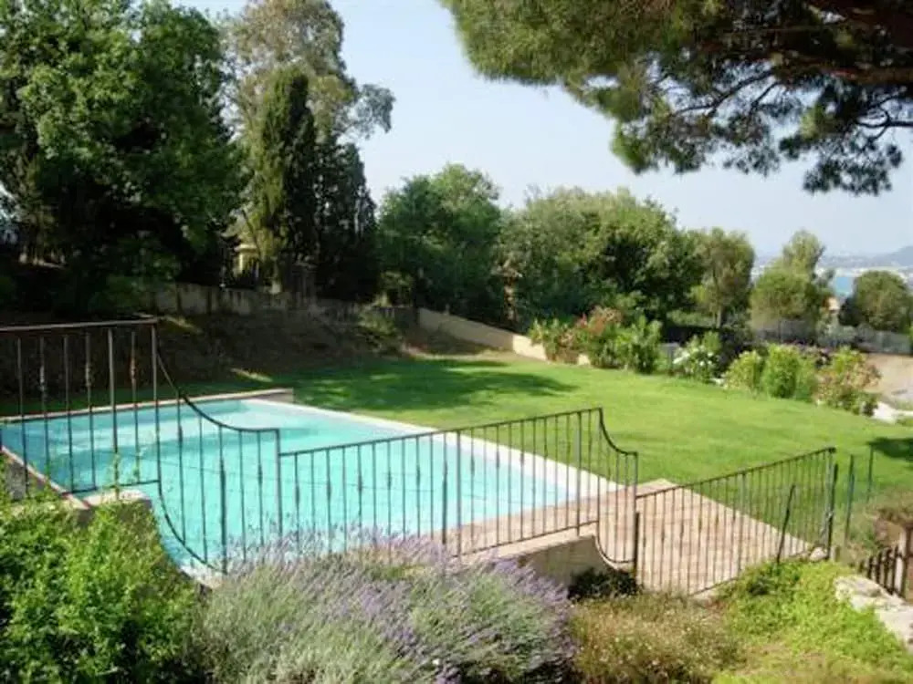 Spendid Holiday Home in La Croix-valmer With Swimming Pool