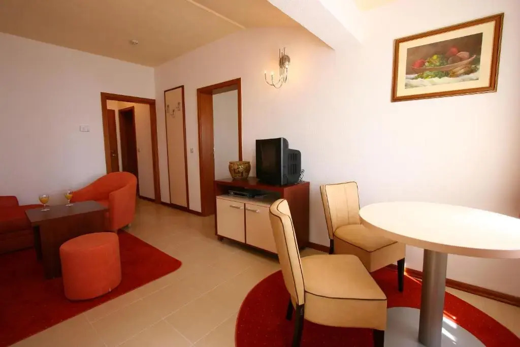 SEGET ESTATE Beachfront Oasis & Tradition