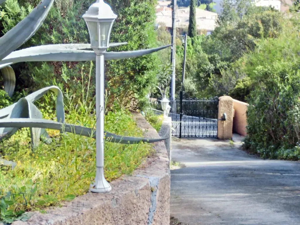 Apartment With 2 Bedrooms in Cavalaire-sur-mer, With Enclosed Garden -