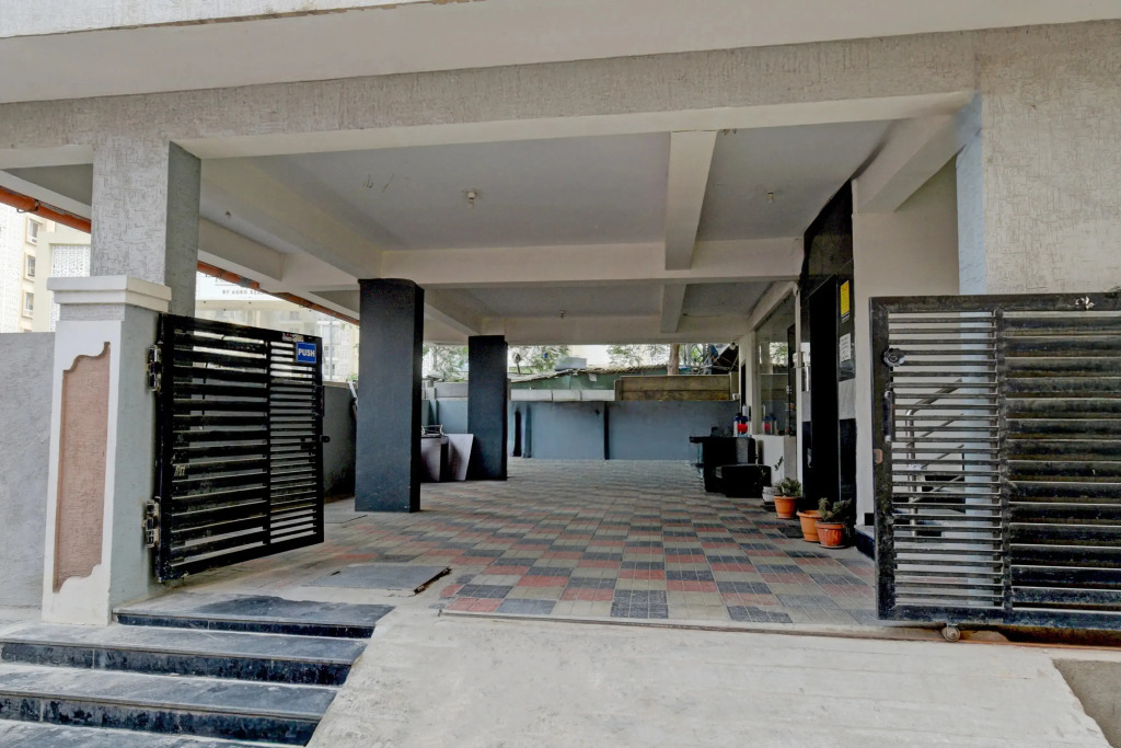 Hotel O Hi-tech City Metro Station