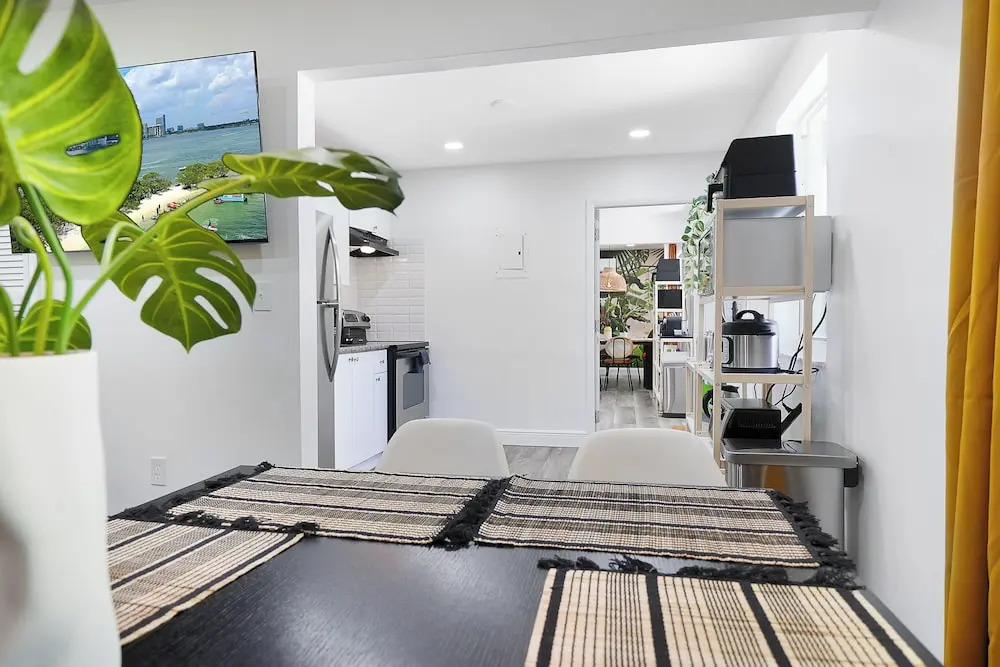 28 Guest - 4 Kitchens. Jungle Retreat in Heart Wynwood