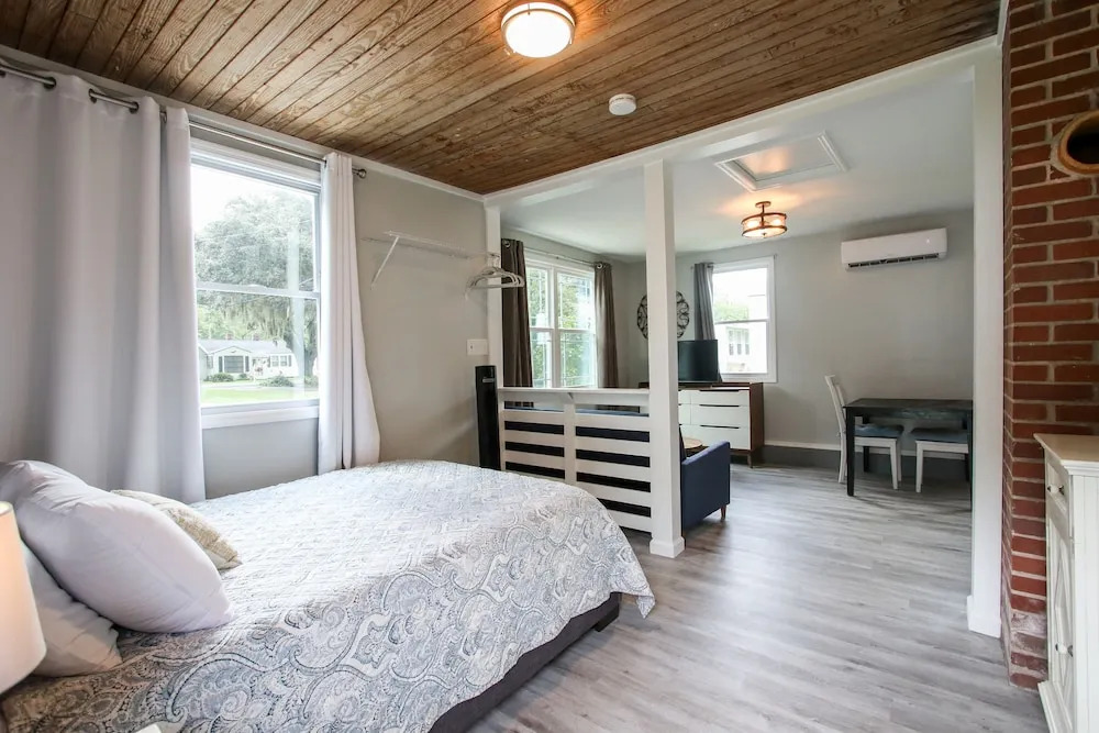 Historic Home for 7 with Apartment