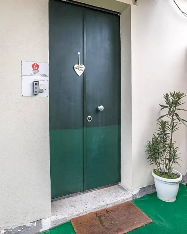 Bulldog Station Apartments with private WC, AC, TV