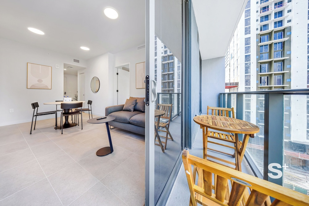Luxury 1BR and Den in the Heart of Miami