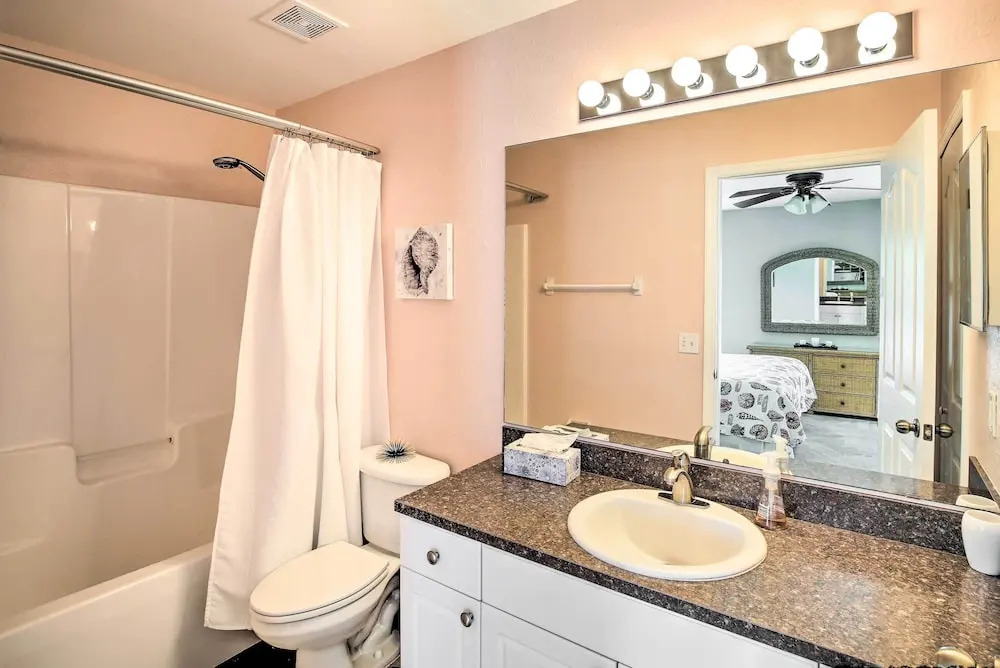 Dock & Canal Access: Cape Coral Family Home