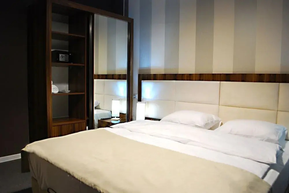 Apart Hotel West