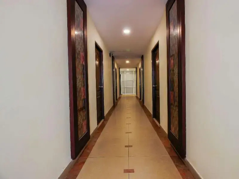 Capital O 68918 Sravya Grand Residency