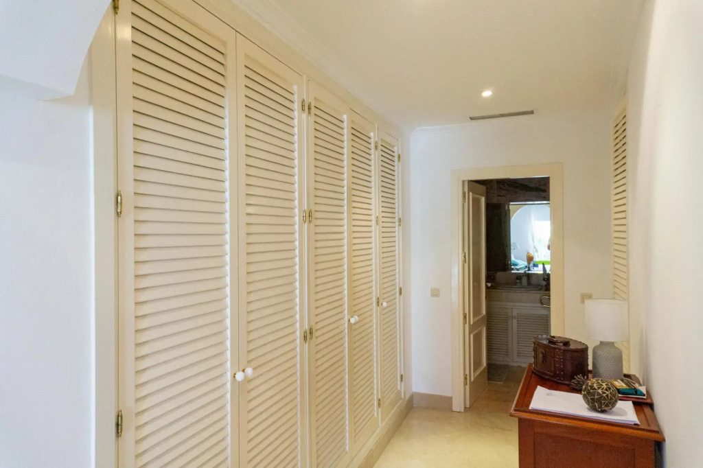 White Pearl Beach J4