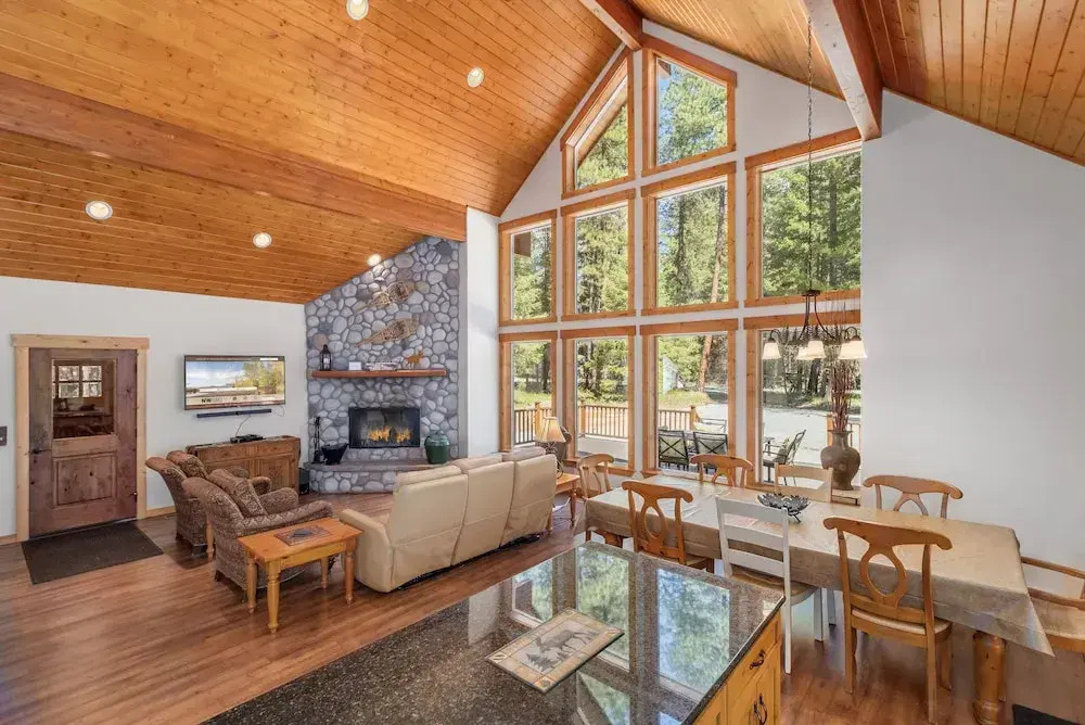 Getaway Moose 3 Bedroom Home by NW Comfy Cabins by RedAwning