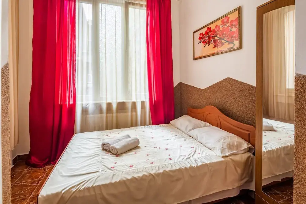 Three rooms in the center on Kulisha