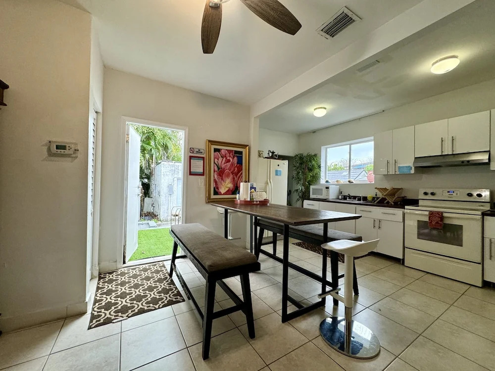 Miami Vacation Home 4 bedroom Parking.