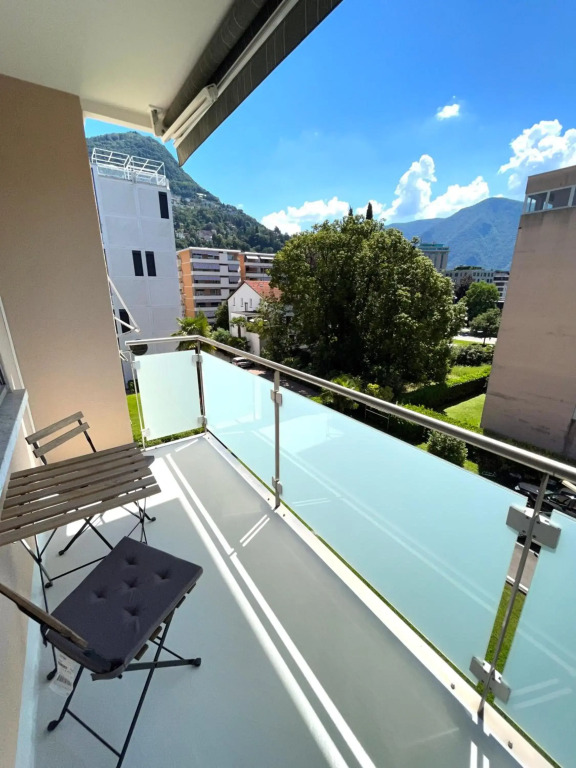 Cozy apartment with Free Parking & close to Lake