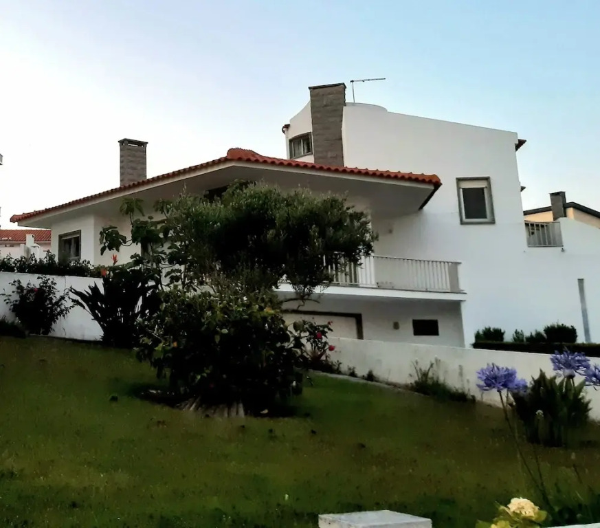 Impecable 4-bed Villa in Praia da Areia Branca