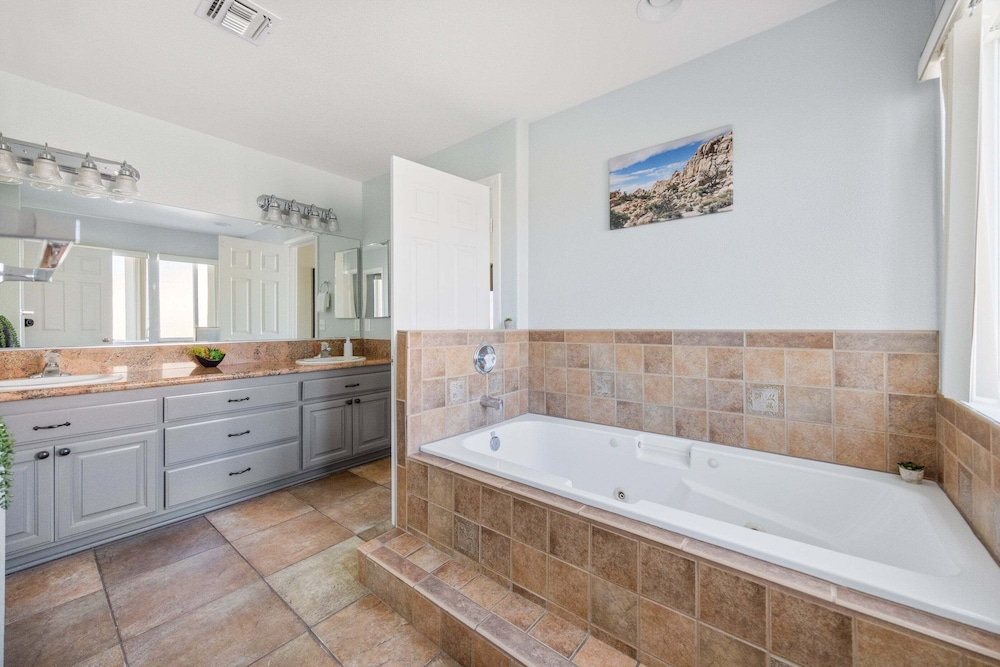 Casa Selecta - Pool, Hot Tub & Desert Skies 4 Bedroom Home