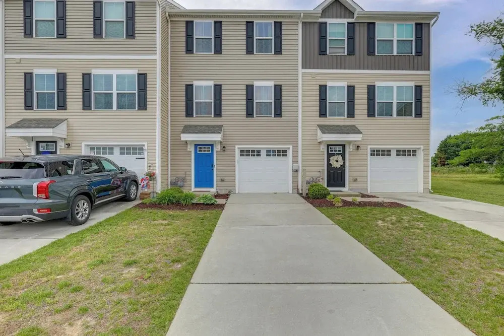 Sunlit Milford Townhome < 2 Mi to Riverwalk!