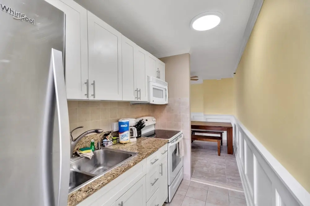 22nd Floor Condo with Stunning Ocean Views and Free Parking!