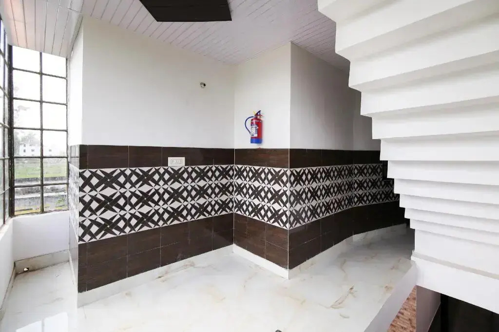 Hotel Lucky by OYO Rooms