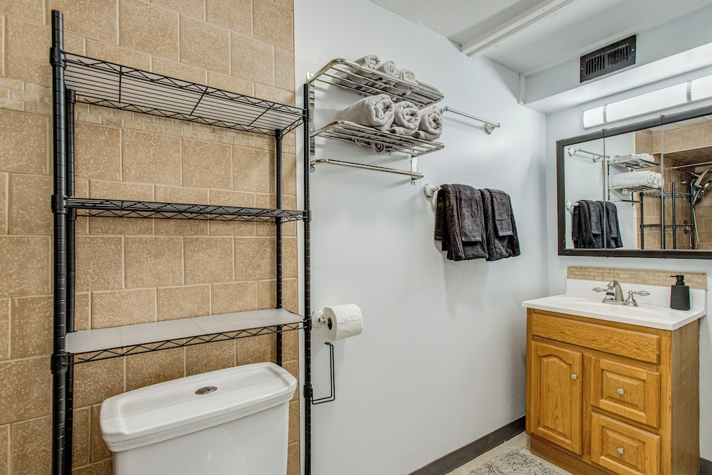 Hot Tub, Fire Pit! Group-ready Stay Near Denver