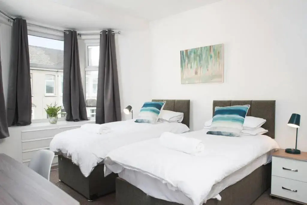 Newport house sleeps 9 - Mycityhaven