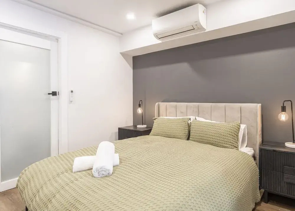 Kozyguru | Balmain | Townhouse bridge view or Charming Comfy Studio
