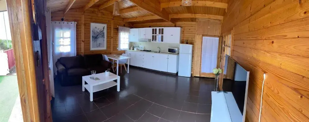 Agradable Mini Casa de madera con jardín amplio
