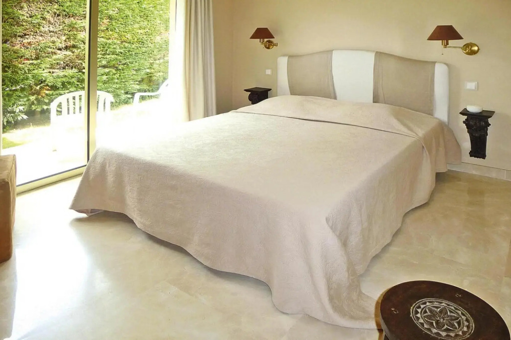 Vacation apartment with large private terrace and community pool, Cannes