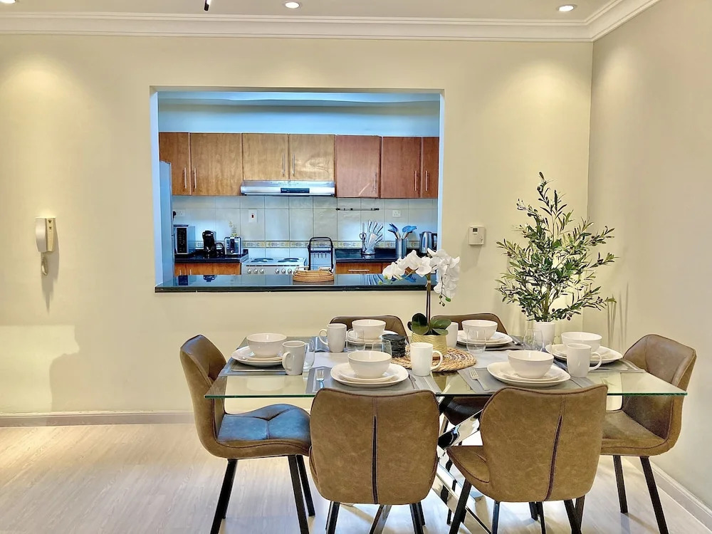 Whitesage - Lakefront Apartment Amidst Parks With Lake Access