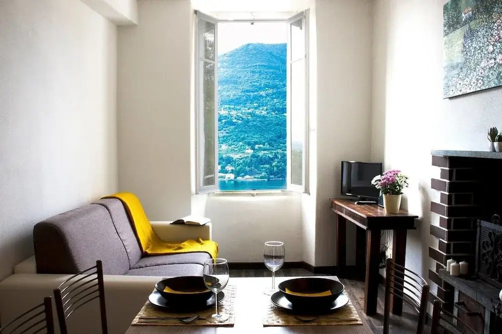 ALTIDO Cozy Lake View