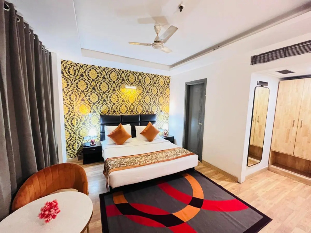 Qotel Hotel AT Residency Kaushambi