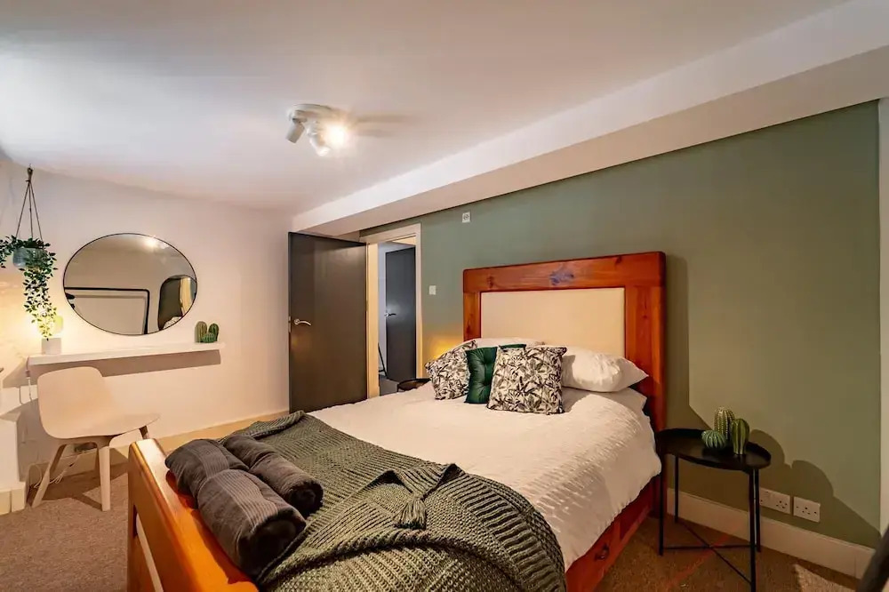 Stunning Modern City Centre Apartment Retreat