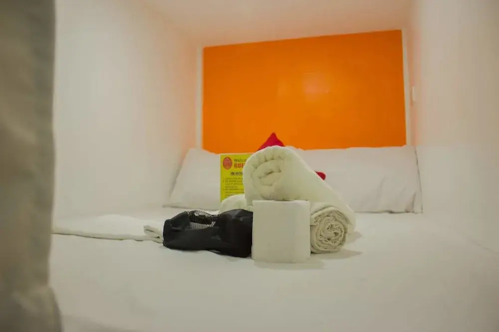 LUXS Capsule Hotel - Hostel - Adults Only
