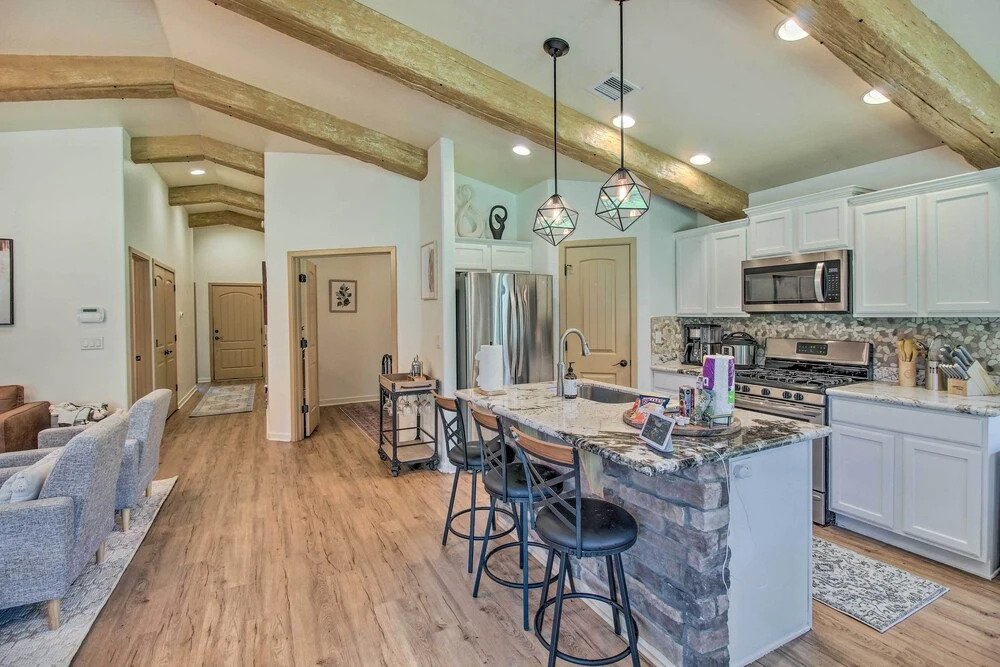 Cabin Getaway w/ Game Room Near Rainbow Lake!