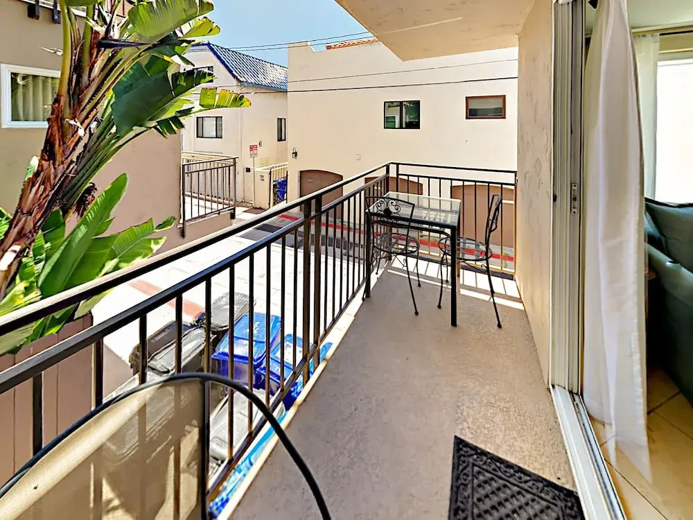 3br W/ Garage & Rooftop Deck - 1 Block To Beach 3 Bedroom Townhouse