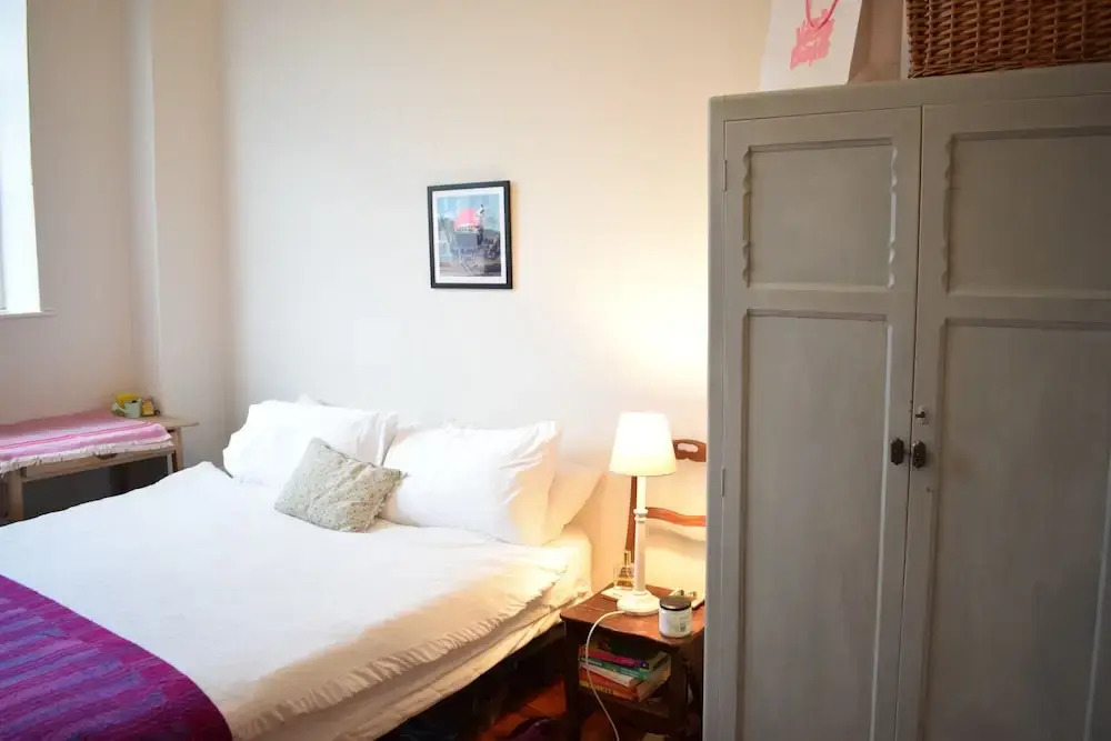 Bright 2 Bedroom Apartment With Canal Views