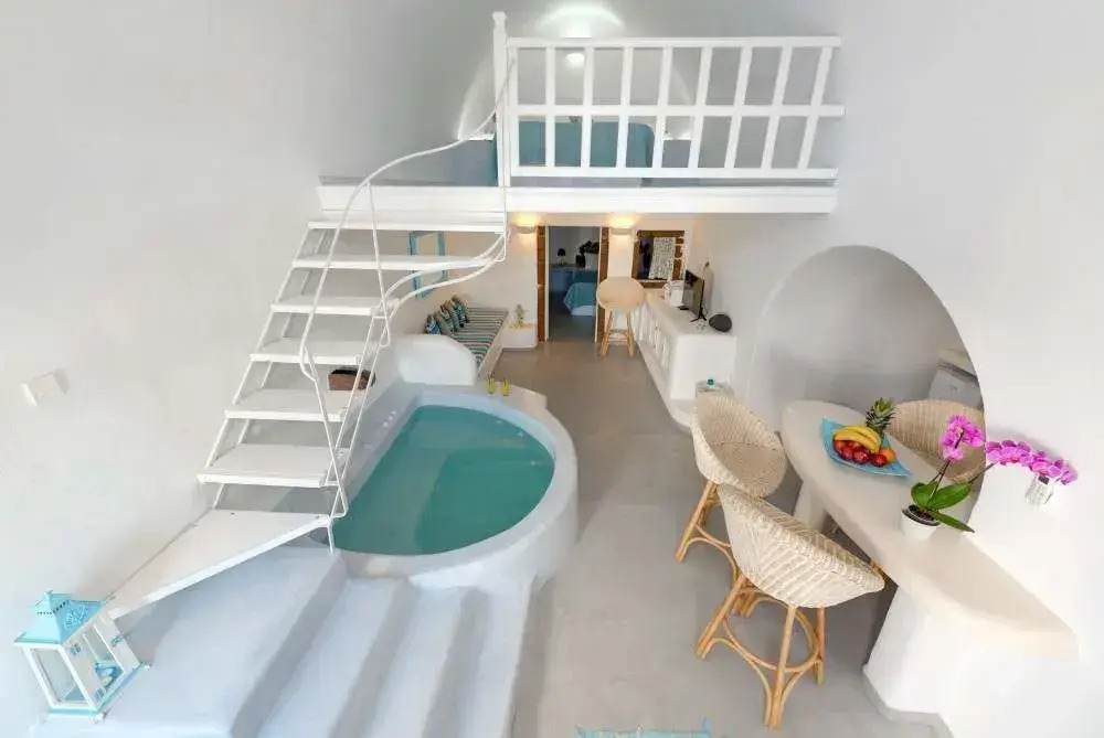 Fira White Residence