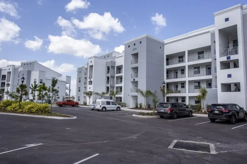 303 Apt Storey Lake 61595/62624