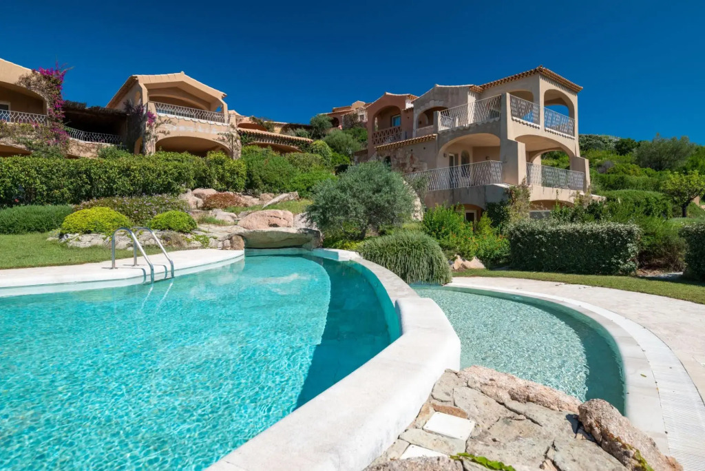 It has 1 bedroom communicating with the living room, kitchenette, large terrace (with table and comf-SHERDEN BILO 4