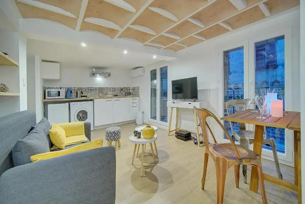 #31 Comfy place in the Old Town Balcony & AC 2Min to Beach