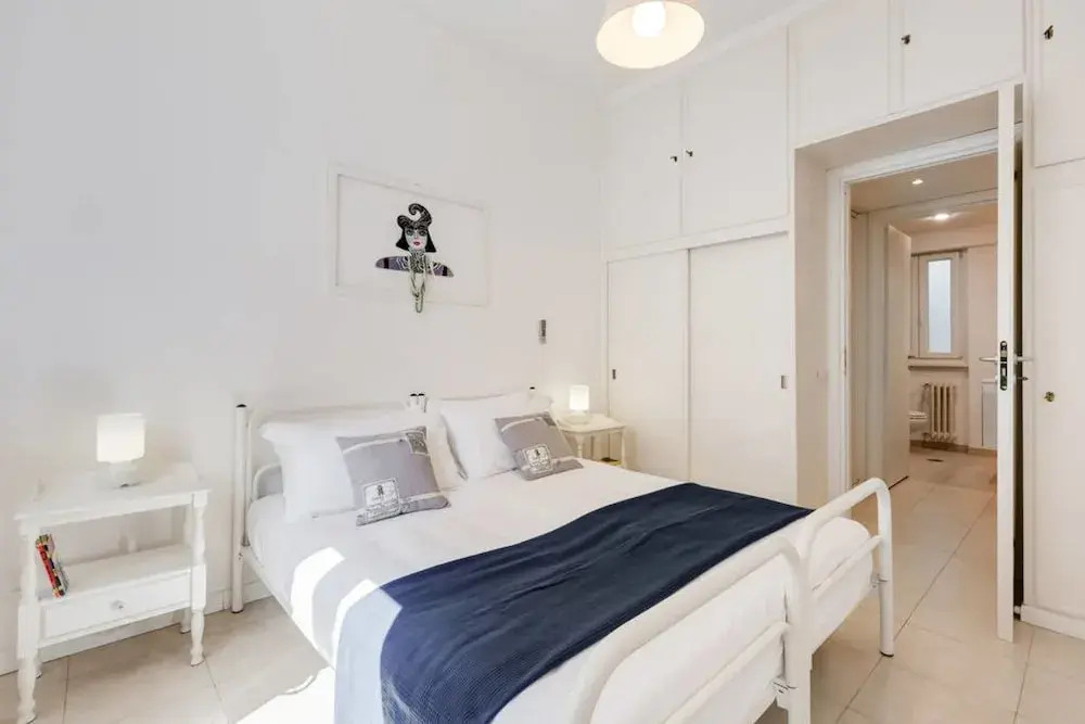 Lovely White Flat 15 Minutes From the City Center