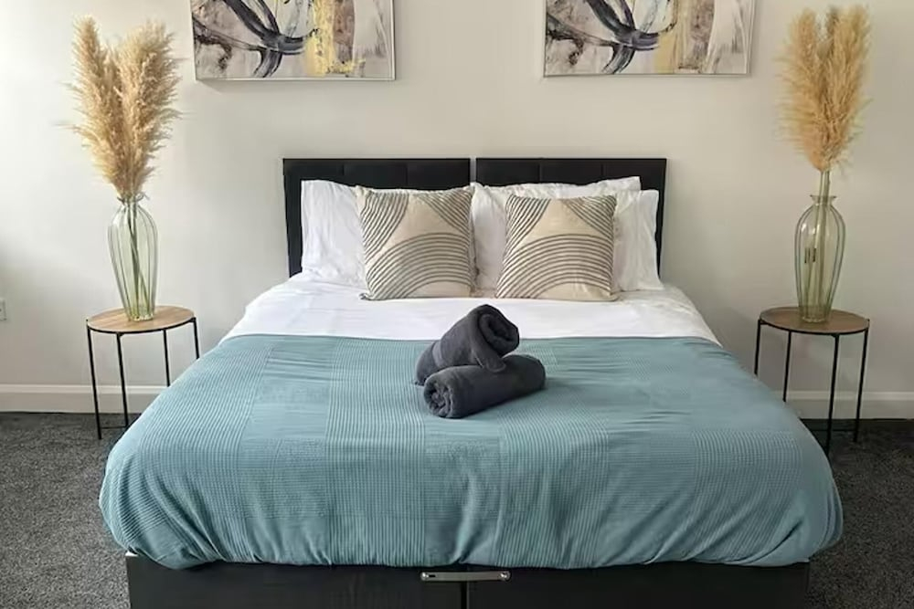 Stylish 2 Bedroom City Apartment - Free Parking