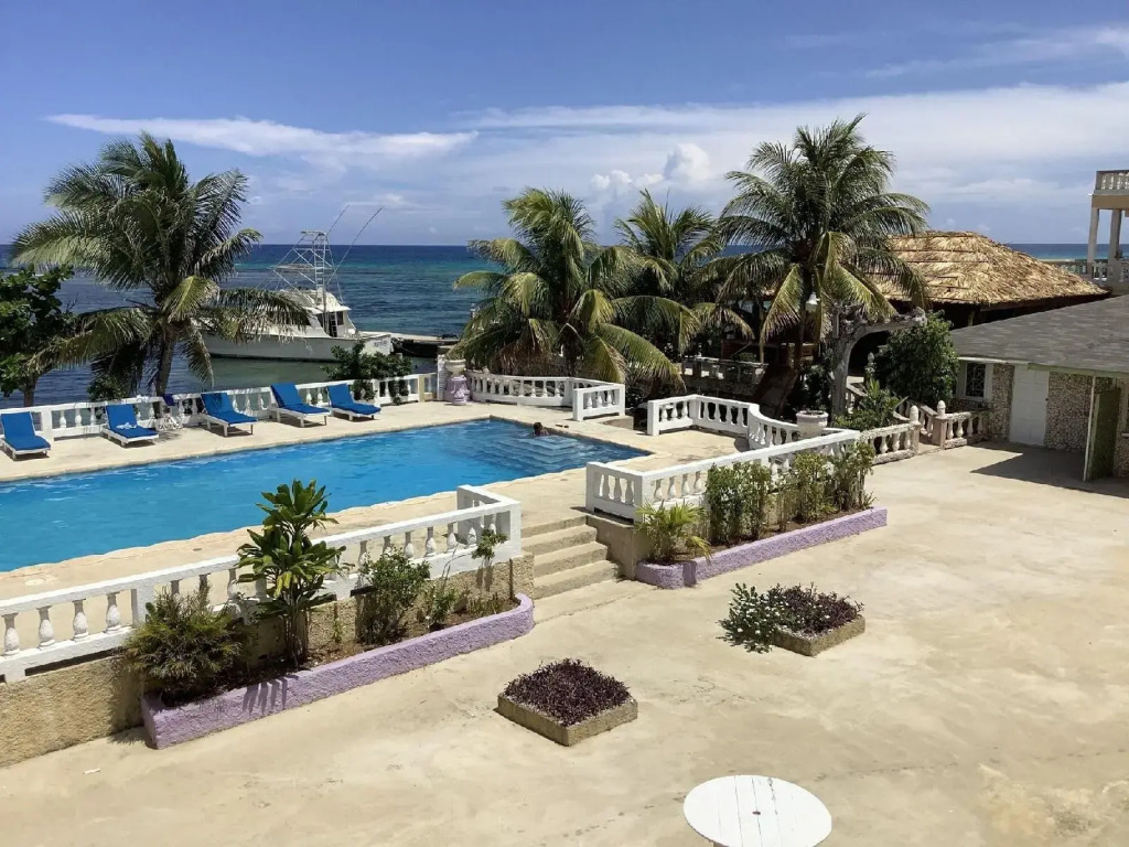 Cariblue Hotel & Scuba Resort
