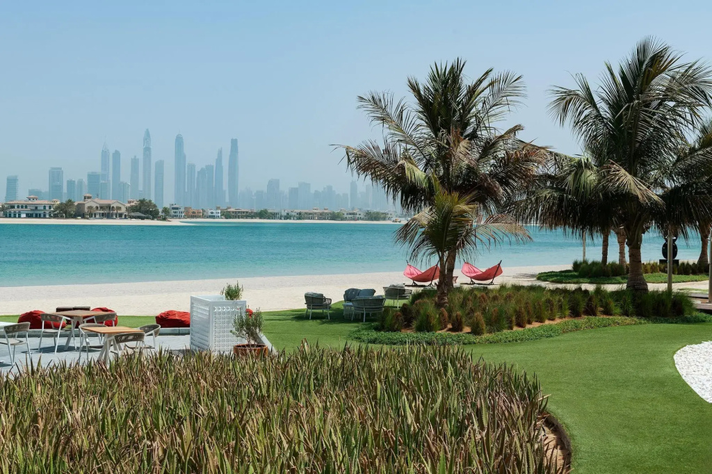 Th8 Palm Dubai Beach Resort, Vignette Collection by IHG