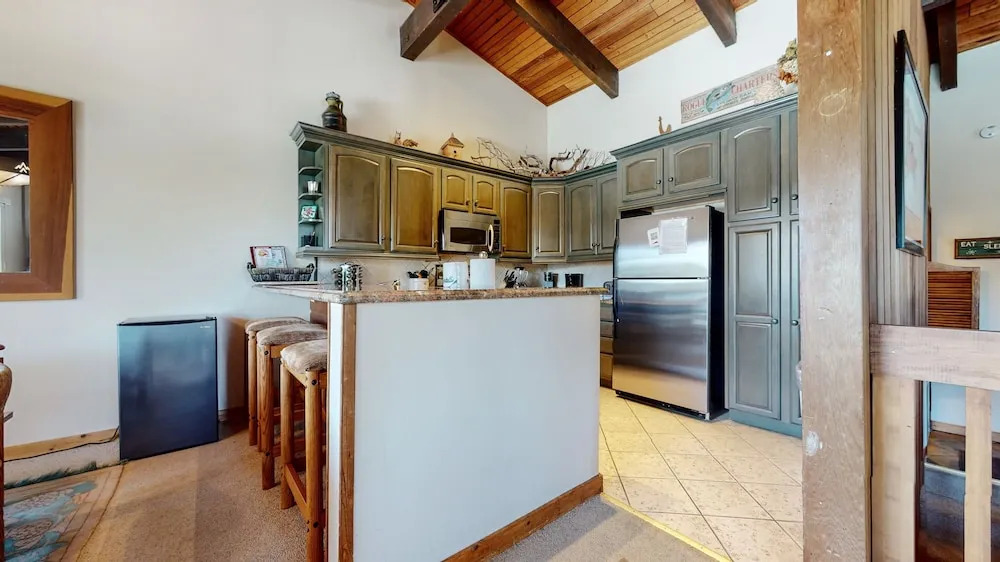 Mammoth West 140 Pet-Friendly Updated Condo, Just A Short Walk to Canyon Lodge by RedAwning