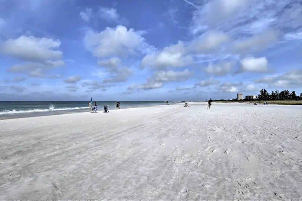 Bright Sarasota Bungalow - 5 Mi to Siesta Beach!