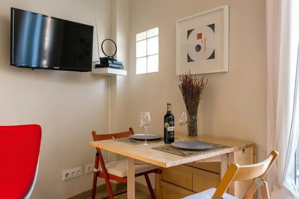 1 BR Vintage Suite with Balcony - HOA 42158
