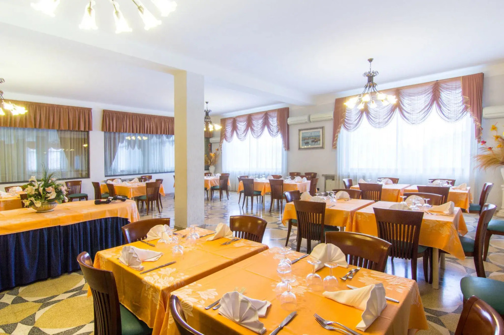 Racar Hotel