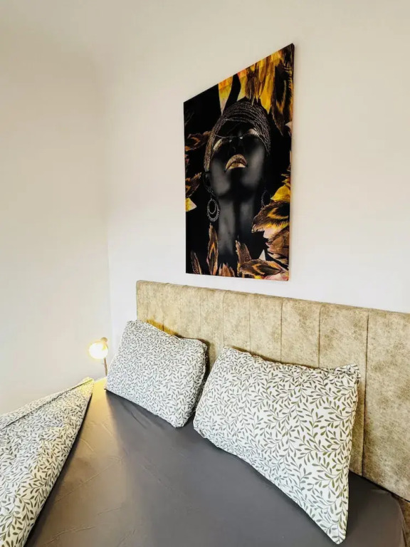 Stylish 3BR Apt Outdoor Space Sleeps 8